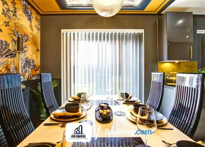 Дом отдыха 3 Bedroom By Nyos Short Lets & Serviced With Garden