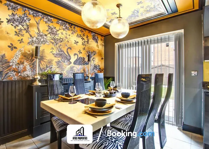 3 Bedroom By Nyos Short Lets & Serviced With Garden Дом отдыха