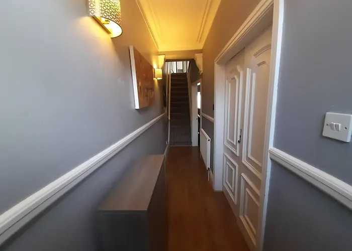 Stylish 4 Bed House - 15 Min To Centre * 曼彻斯特