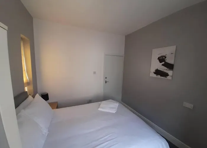 Stylish 4 Bed House - 15 Min To Centre 度假居 *