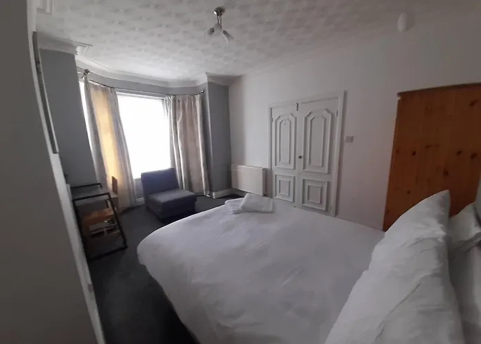 Stylish 4 Bed House - 15 Min To Centre 度假居