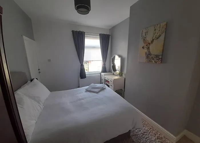 Stylish 4 Bed House - 15 Min To Centre