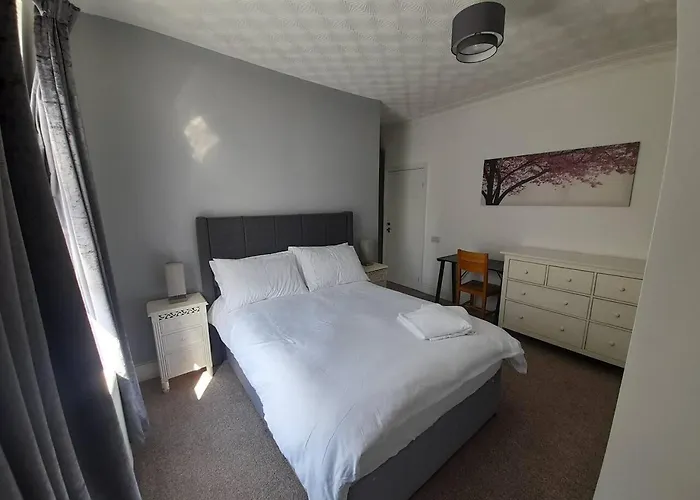 Stylish 4 Bed House - 15 Min To Centre