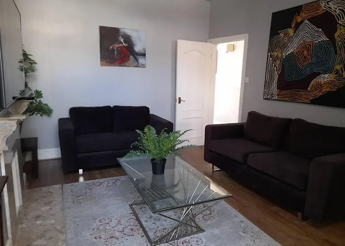 Stylish 4 Bed House - 15 Min To Centre 度假居