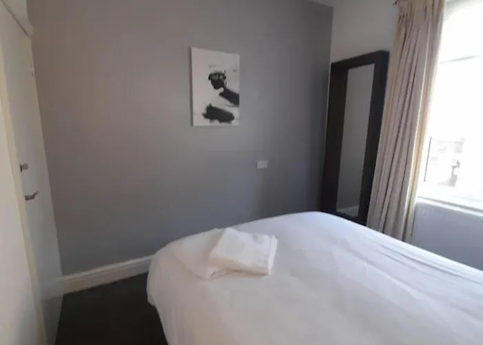 Stylish 4 Bed House - 15 Min To Centre