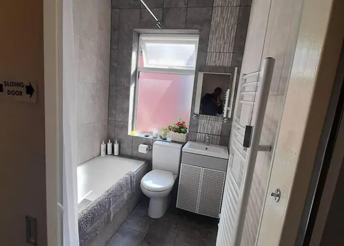 Stylish 4 Bed House - 15 Min To Centre * 曼彻斯特