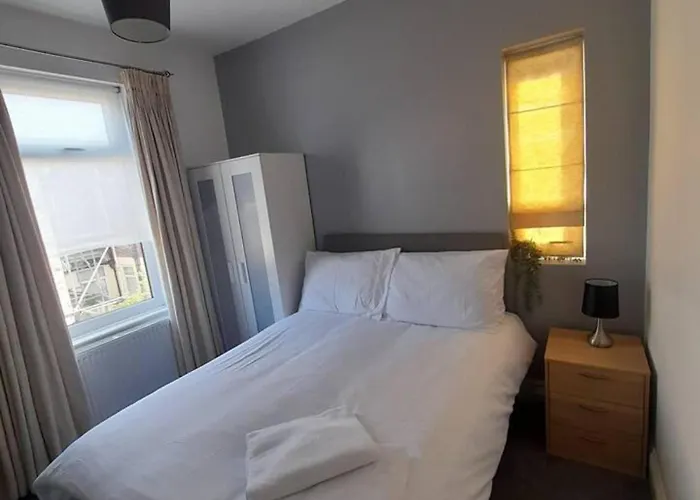 Stylish 4 Bed House - 15 Min To Centre 度假居