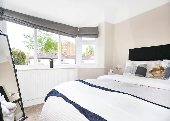 Feriehus Pass The Keys Picture Perfect Haven In Didsbury Village - Free Parking & Ev Station *