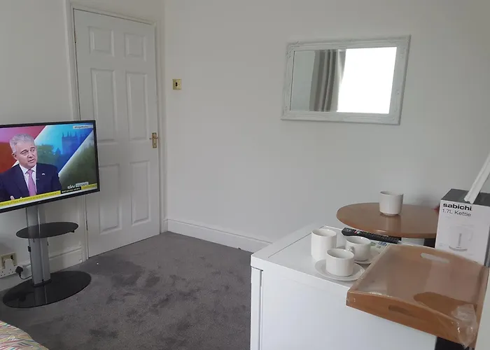 A Quiet & Comfortable 4 Bedroom House Δωμάτια σε οικογενειακή κατοικία *