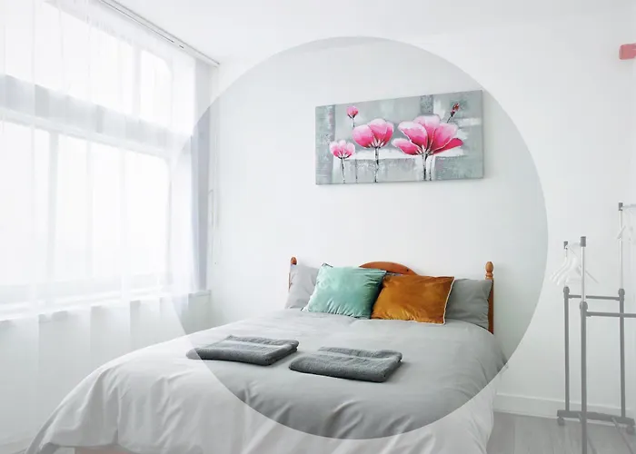 2 Bedroom, 2 Bath, Very Popular Centre *