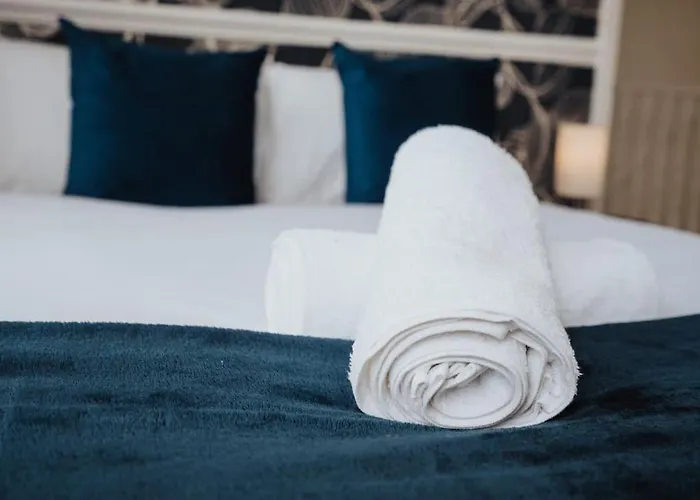 Spacious 3br - Pool Table - Games - Sleeps 9 *