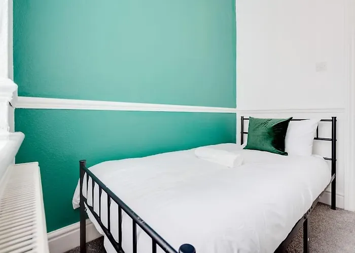 Spacious 3br - Pool Table - Games - Sleeps 9 *