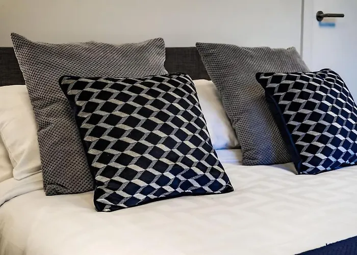 Classy 2-br, 3-bath Sleeps 5, High Speed Unlimited Wifi مانشستر