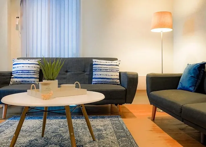 Classy 2-br, 3-bath Sleeps 5, High Speed Unlimited Wifi شقة