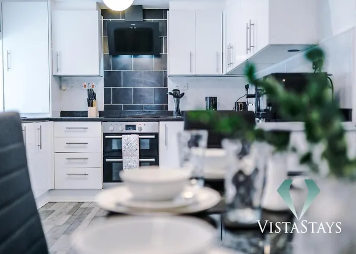 Modern 3bdr House By Vista Short Lets & Serviced Salford With Parking & Pool Table Ferienhaus *