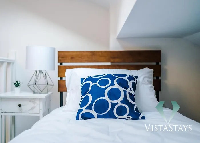 Modern 3bdr House By Vista Short Lets & Serviced Salford With Parking & Pool Table Ferienhaus