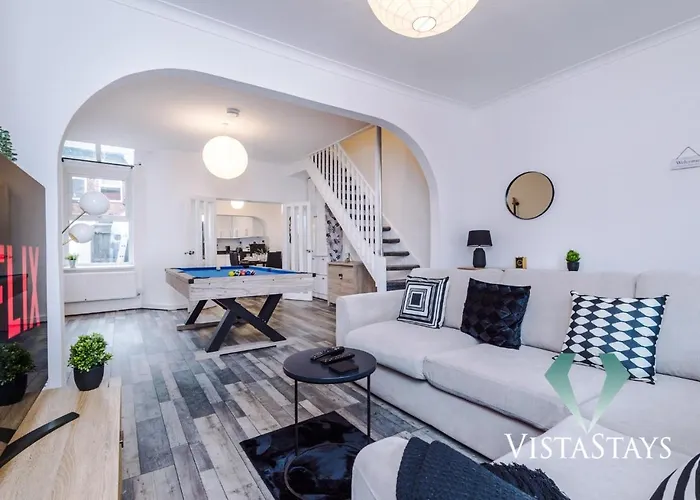 Ferienhaus Modern 3bdr House By Vista Short Lets & Serviced Salford With Parking & Pool Table *