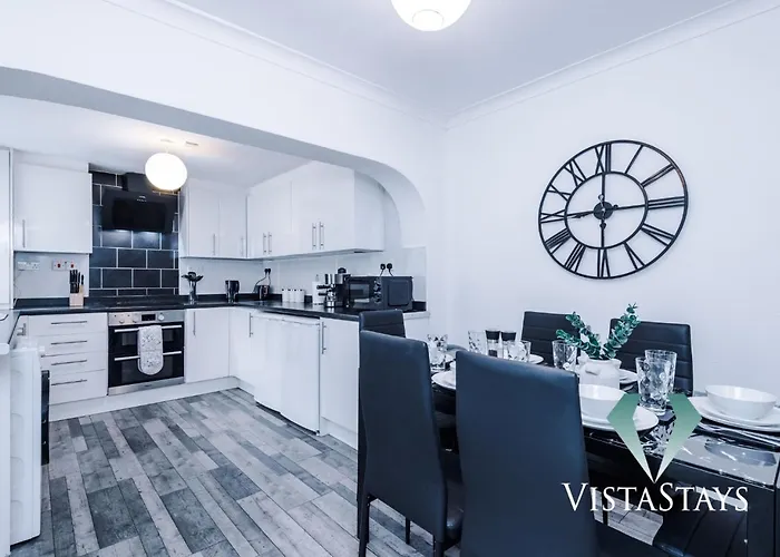 Modern 3bdr House By Vista Short Lets & Serviced Salford With Parking & Pool Table