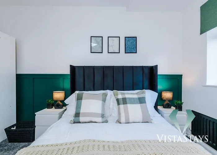 Spacious 4bdr House By Vista Short Lets & Serviced With Driveway Parking & Pool Table 펜션