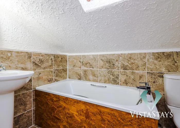 Spacious 4bdr House By Vista Short Lets & Serviced With Driveway Parking & Pool Table 맨체스터