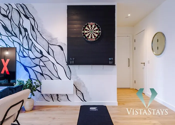 Modern 2 Bedroom By Vista Short Lets & Serviced With Free Wifi & Dart Board * Manchester