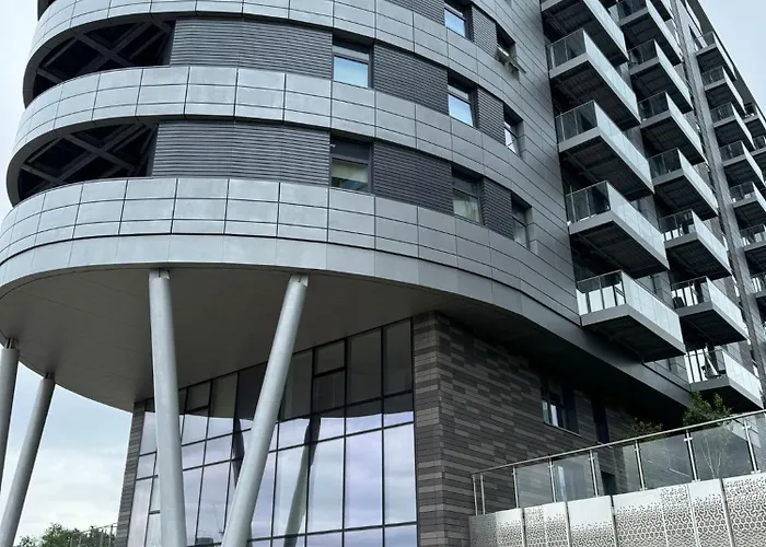 Penthouse Height Flat, View Balcony, Quiet, Free Wifi, Gym & Minimalistic * Manchester