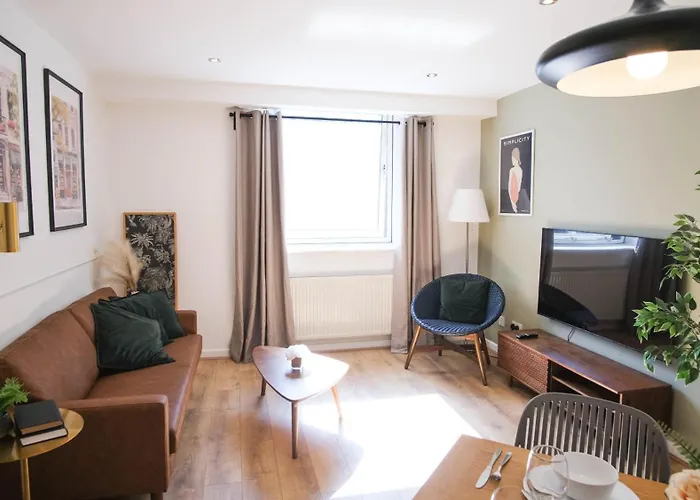 Modern & Premium 2br 2ba Center