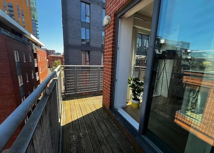 Stylish Centre With Large Balcony *