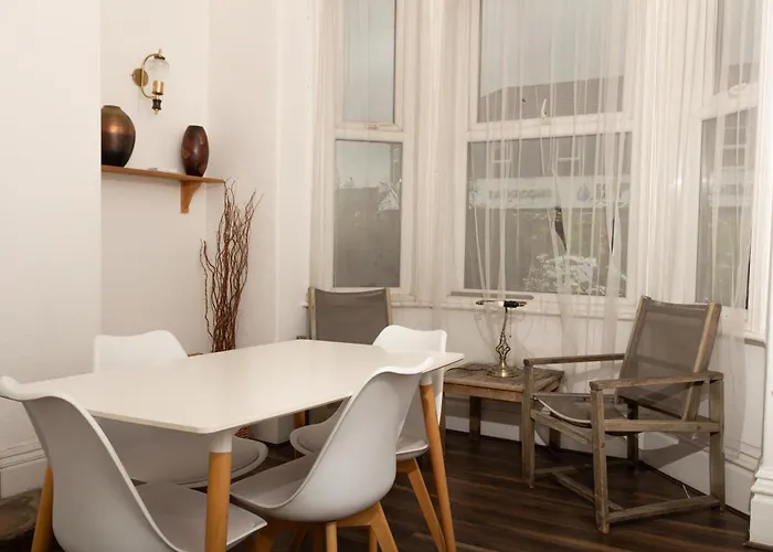 Homely Ensuite Near Centre Apartman