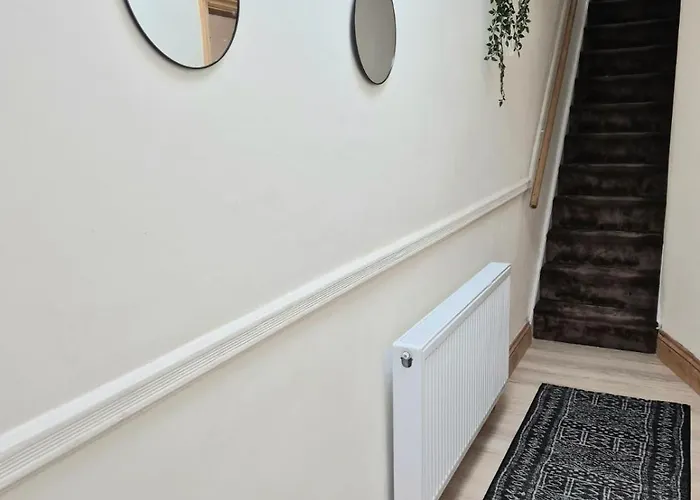 In 6 Minutes Drive To Victoria Station Kwatera prywatna *