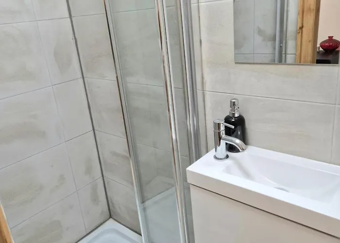 In 6 Minutes Drive To Victoria Station Kwatera prywatna Manchester