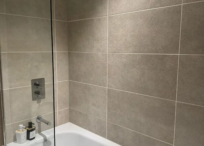 Penthouse Height Flat, View Balcony, Quiet, Free Wifi, Gym & Minimalistic *