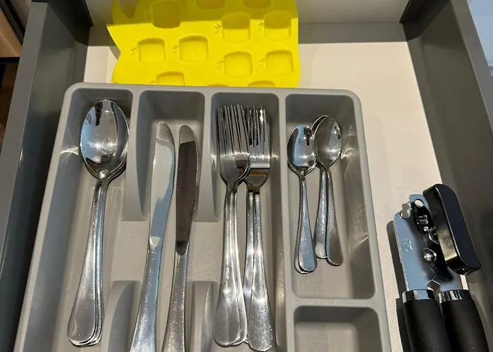 Penthouse Height Flat, View Balcony, Quiet, Free Wifi, Gym & Minimalistic