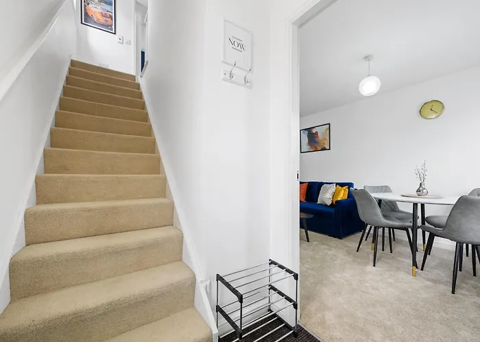 Modern 2 Bed With Driveway Near Coop Live & Etihad Stadium , Sleeps 5 , Self Checkin And Free Parking Feriehus