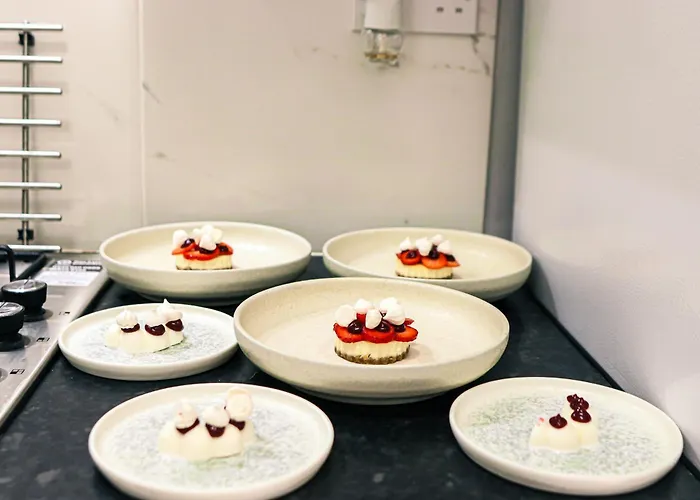 Spacious Stylish With Free Parking 10 Mins To Centre & Ao Arena Ideal For Groups & Long *