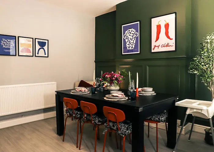 Prázdninový dům Spacious Stylish With Free Parking 10 Mins To Centre & Ao Arena Ideal For Groups & Long *