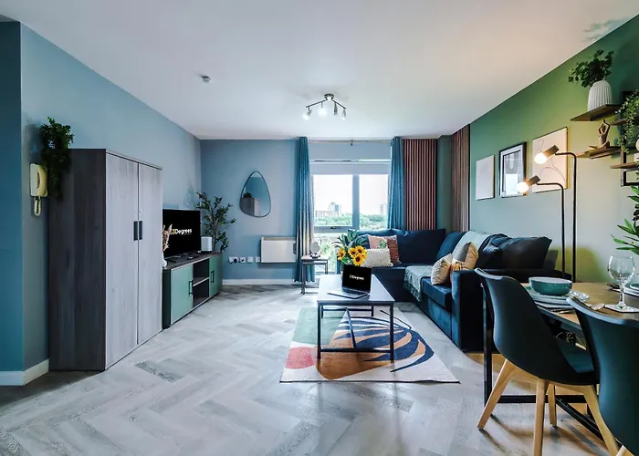 New! Stunning 2-bed In By 53 Degrees Property, Amazing Location - Sleeps 6!