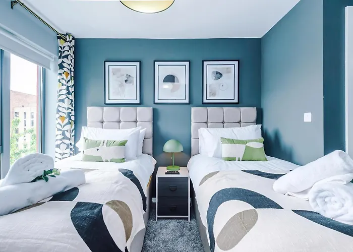 New! Stunning 2-bed In By 53 Degrees Property, Amazing Location - Sleeps 6!