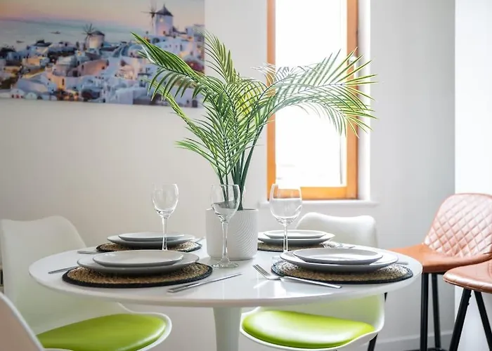 Piccadilly Luxury Three Bedroom 아파트