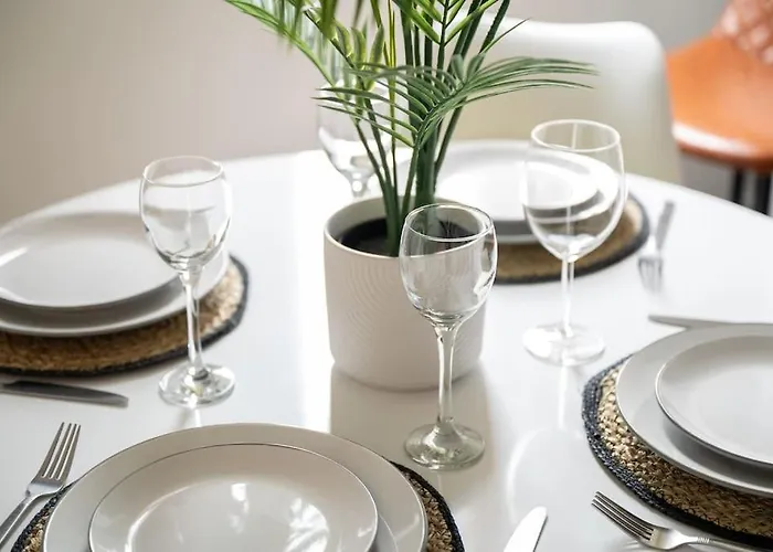 Piccadilly Luxury Three Bedroom 아파트 *