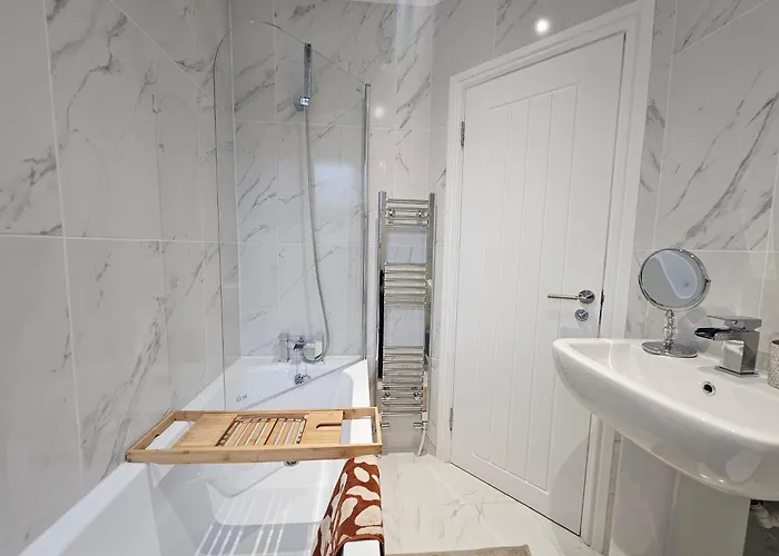 Spacious Stylish With Free Parking 10 Mins To Centre & Ao Arena Ideal For Groups & Long Prázdninový dům