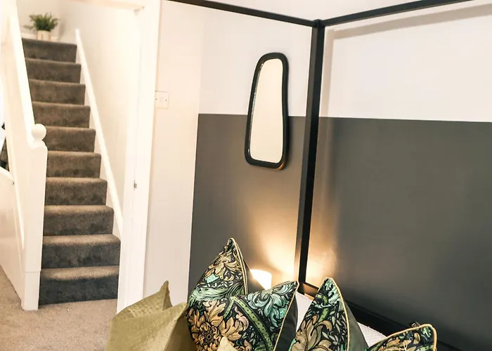 Spacious Stylish With Free Parking 10 Mins To Centre & Ao Arena Ideal For Groups & Long *