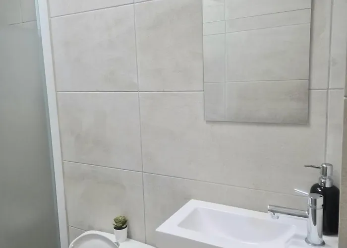 In 6 Minutes Drive To Victoria Station Kwatera prywatna Manchester