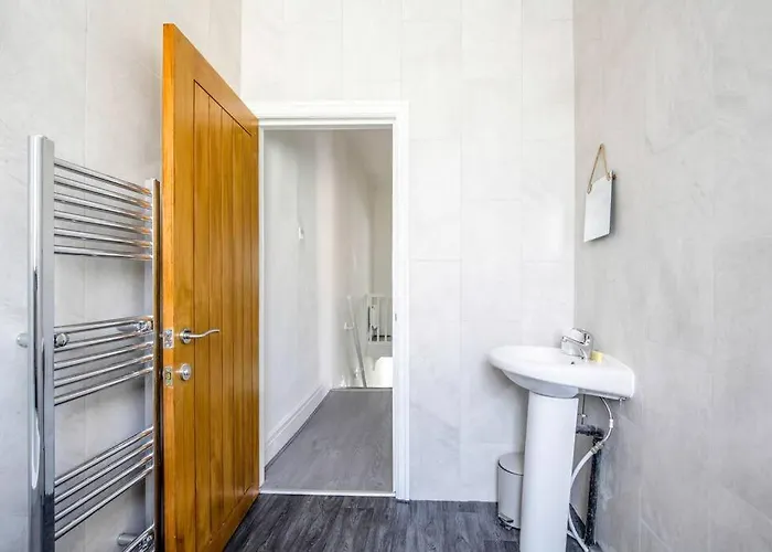 Big New House - 5bdr Near * Manchester