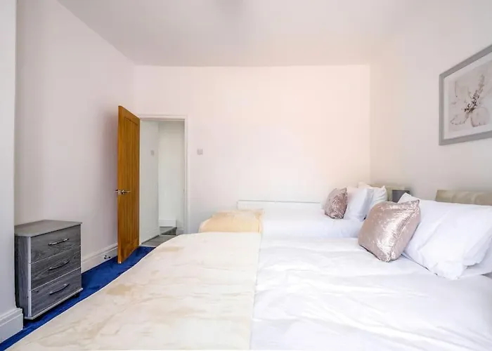 Dom wakacyjny Big New House - 5bdr Near Manchester