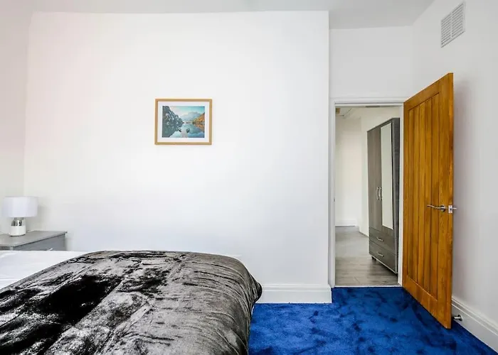 Dom wakacyjny Big New House - 5bdr Near Manchester