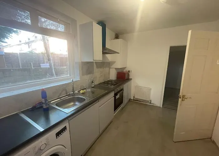 Vila Cheerful 3 Bed Entire House, Newly Refurbished *