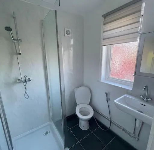 Cheerful 3 Bed Entire House, Newly Refurbished * Manchester