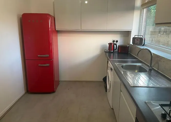 Cheerful 3 Bed Entire House, Newly Refurbished Vila *