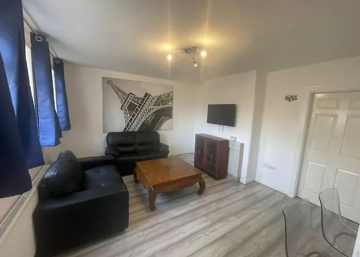 Cheerful 3 Bed Entire House, Newly Refurbished *